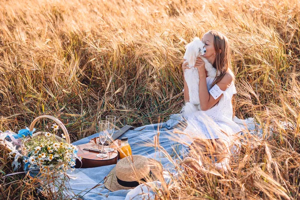 Feliz niño en el campo de trigo. Hermosa chica en vestido blanco al aire libre —  Fotos de Stock