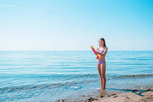 Imádnivaló aktív kislány a strandon a nyári vakáció alatt — Stock Fotó
