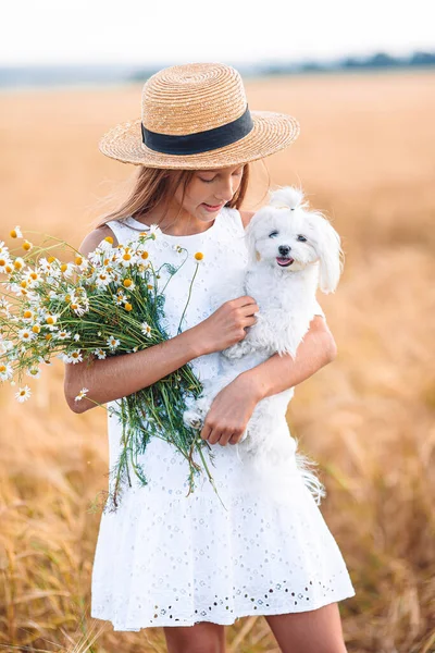Criança feliz no campo de trigo. Menina bonita em vestido branco ao ar livre — Fotografia de Stock