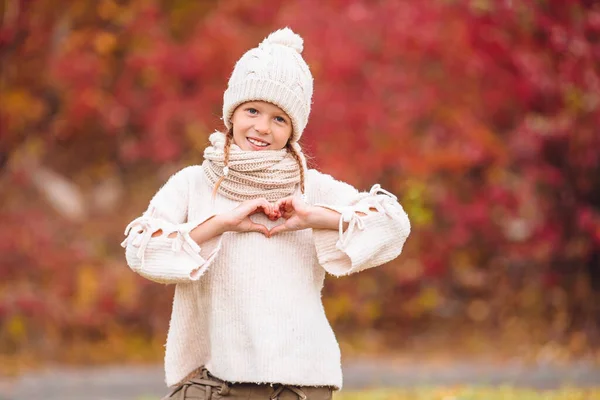 Adorable niña en hermoso día de otoño al aire libre —  Fotos de Stock