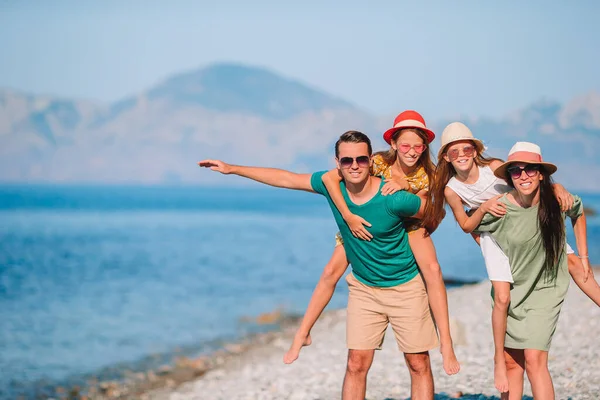 Joven familia de vacaciones tienen un montón de diversión — Foto de Stock