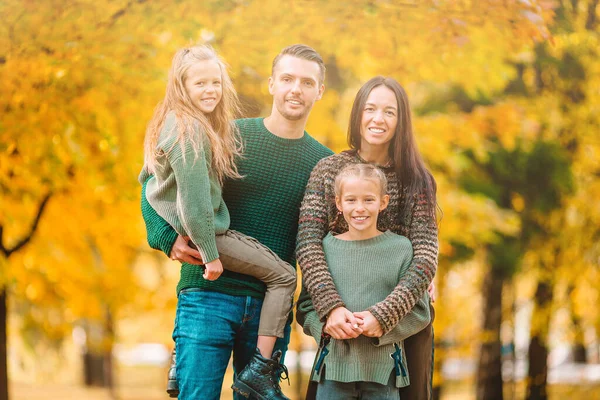 Portrait de famille heureuse de quatre en journée d'automne — Photo