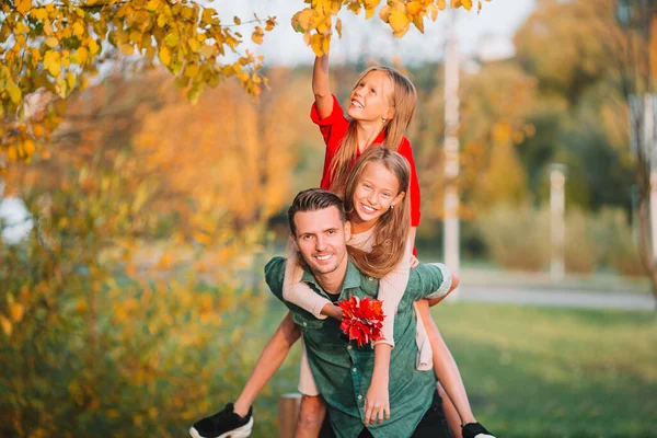 Família de pai e filhos no belo dia de outono no parque — Fotografia de Stock