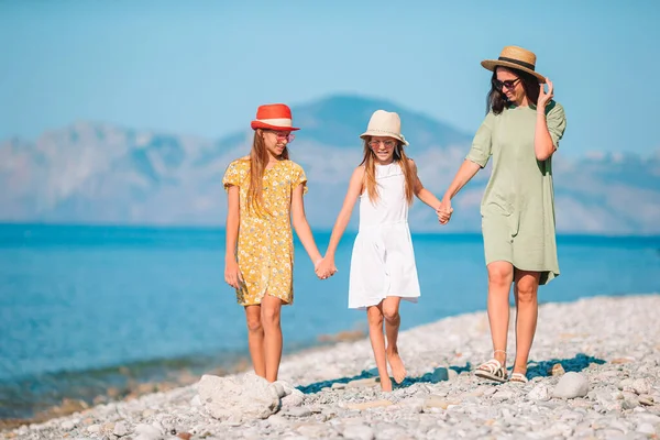 Tatlı küçük kızlar ve genç anne tropikal beyaz plajda — Stok fotoğraf