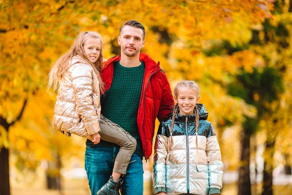 Family of dad and kids on beautiful autumn day in the park — Stock Photo, Image