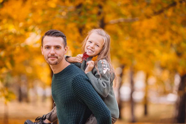 Família de pai e criança no belo dia de outono no parque — Fotografia de Stock