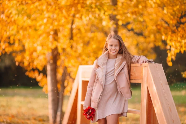 Портрет чарівної маленької дівчинки з жовтим листям букет восени — стокове фото