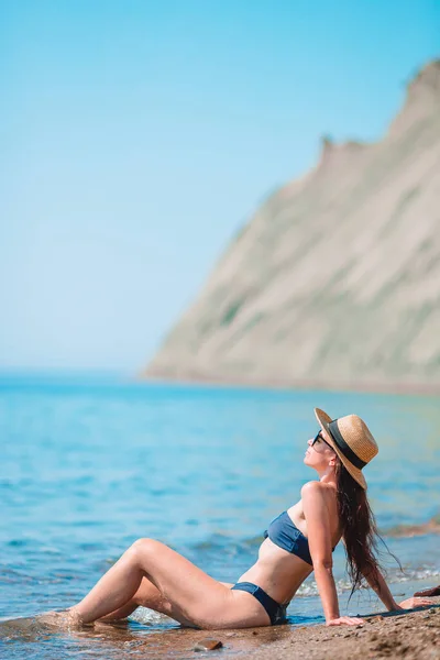 Mujer joven en sombrero en las vacaciones de playa —  Fotos de Stock
