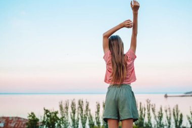 Beyaz kaya arka planında tatilde olan bir çocuk