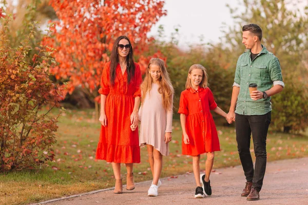 Retrato de familia feliz de cuatro en el día de otoño — Foto de Stock
