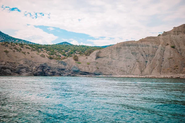 Hermoso paisaje marino. Increíble composición de la naturaleza con montañas y acantilados. —  Fotos de Stock