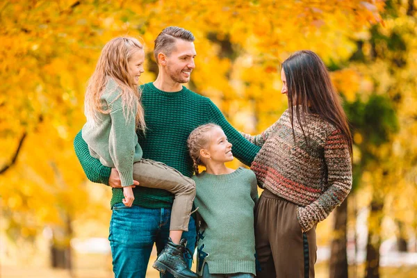 Portrait de famille heureuse de quatre en journée d'automne — Photo