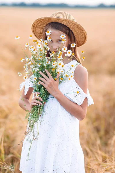 幸せなかわいいです女の子で小麦畑屋外 — ストック写真