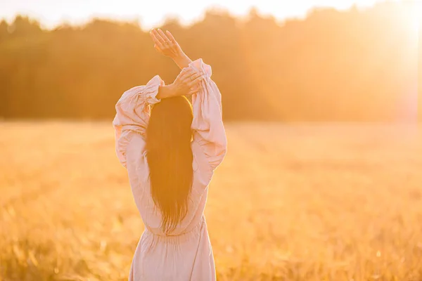 Porträt einer schönen Frau an einem Sommertag — Stockfoto