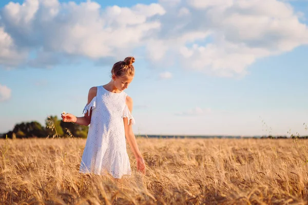 Menina bonito feliz no campo de trigo ao ar livre — Fotografia de Stock