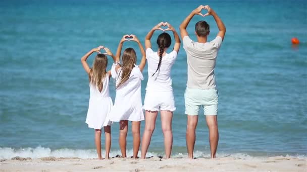 Jeune famille en vacances ont beaucoup de plaisir — Video
