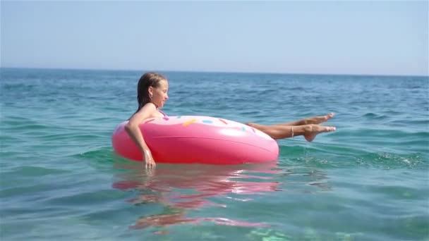Schattig meisje op opblaasbare lucht matras in de zee — Stockvideo