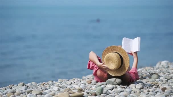Joven mujer leyendo libro durante tropical blanco playa — Vídeos de Stock