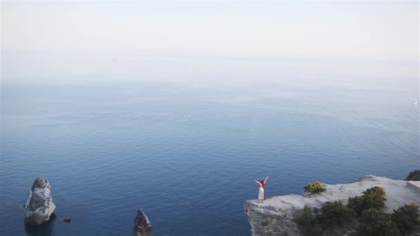 Tourist woman outdoor on edge of cliff seashore — Stock Video