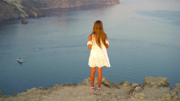 Happy kid en plein air sur le bord de la falaise bord de mer — Video