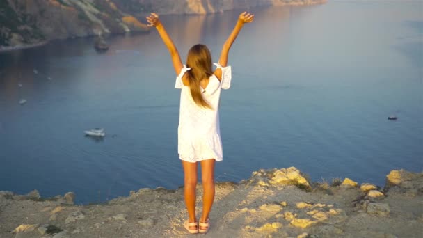 Happy kid en plein air sur le bord de la falaise bord de mer — Video