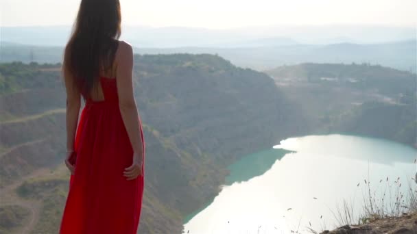 Mère près du lac à l'heure du jour. — Video