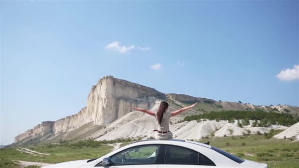 Donna felice in vacanza estiva in auto — Video Stock