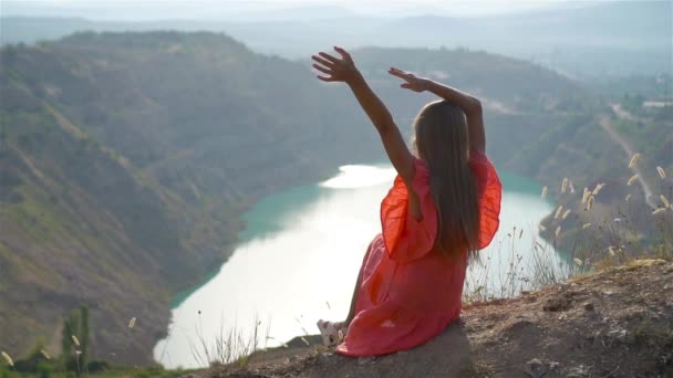 Menina perto do lago na hora do dia com natureza incrível no fundo — Vídeo de Stock