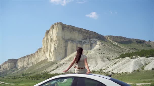 Szczęśliwa kobieta na wakacjach samochodowych — Wideo stockowe