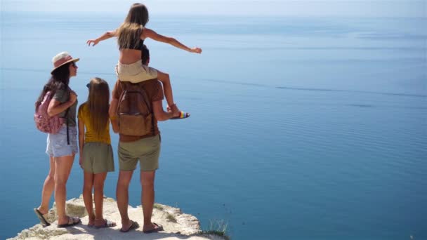 Счастливая семья в отпуске в горах — стоковое видео