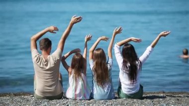 Genç aile tatilde çok eğleniyor.