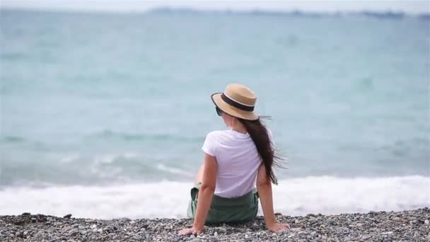 Donna sdraiata sulla spiaggia godendo di vacanze estive guardando il mare — Video Stock