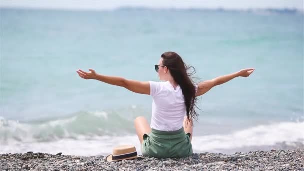 Kvinna som ligger på stranden njuter av sommarsemester tittar på havet — Stockvideo