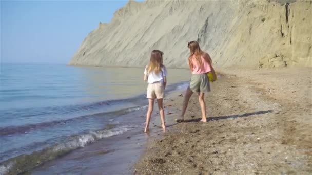 Adoráveis meninas se divertindo na praia — Vídeo de Stock