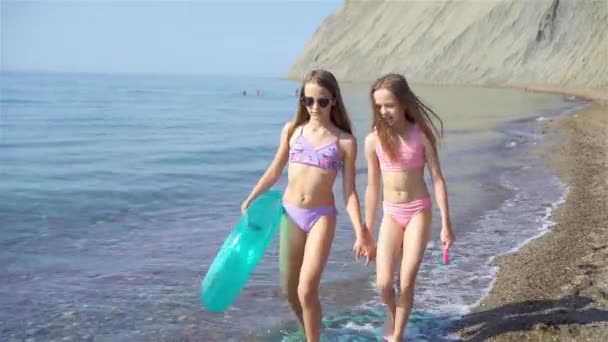 Αξιολάτρευτα κοριτσάκια που διασκεδάζουν στην παραλία — Αρχείο Βίντεο