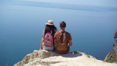 Dağlarda tatilde mutlu bir aile.