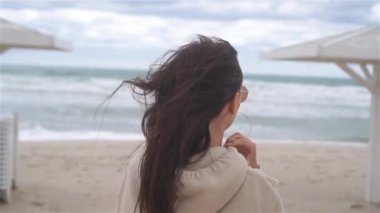 Fırtınada sahilde genç bir kadın