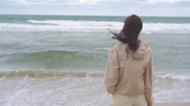 Fırtınada sahilde genç bir kadın