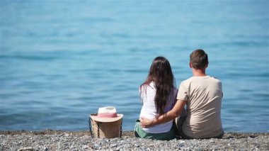 Yaz tatilinde beyaz plajda genç bir çift.