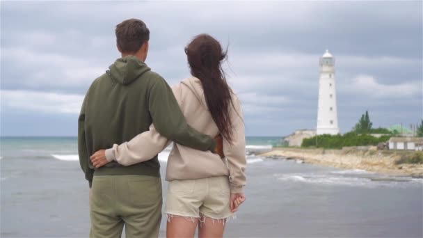 灯台まで歩いて２人家族 — ストック動画