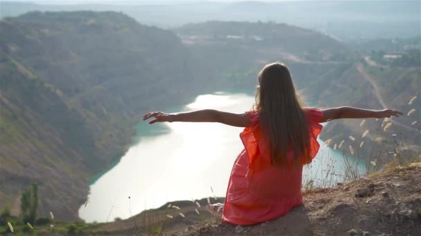 Menina perto do lago na hora do dia com natureza incrível no fundo — Vídeo de Stock