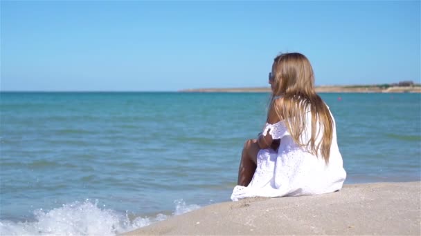 Nettes kleines Mädchen am Strand während der Sommerferien — Stockvideo