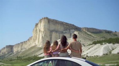 Ebeveynler ve iki küçük çocuk yaz tatilinde.