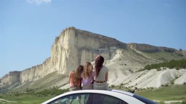 Anne ve küçük kızları yaz tatiline çıktılar.