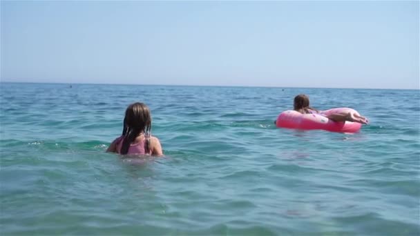 Μικρά κορίτσια που διασκεδάζουν στην τροπική παραλία κατά τη διάρκεια των καλοκαιρινών διακοπών παίζοντας μαζί — Αρχείο Βίντεο