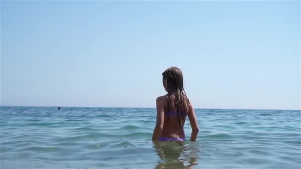 Menina bonito na praia durante as férias de verão — Vídeo de Stock