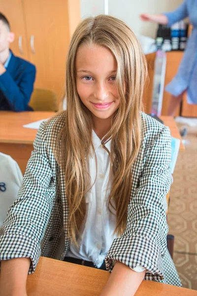 Urocza dziewczynka ze szkoły z notatkami i ołówkami wewnątrz — Zdjęcie stockowe