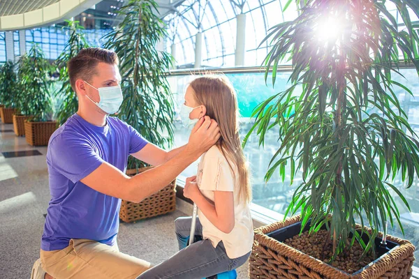 Babam ve havaalanında maskeli küçük bir kız. Coronavirus ve Gripp 'e karşı koruma — Stok fotoğraf