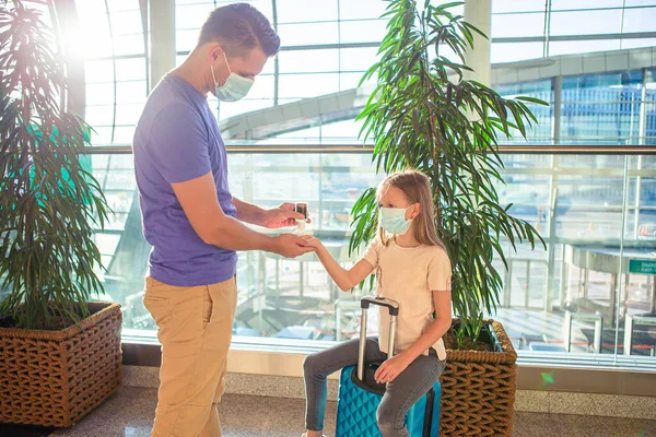 Dad and little girl with medical masks at airport. Protection against Coronavirus and gripp — Stock Photo, Image