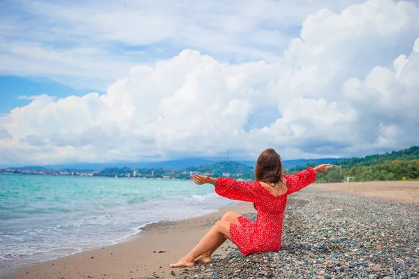 Mladá krásná žena relaxovat na pláži — Stock fotografie